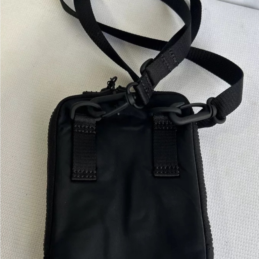 lululemon athletica Black unisex belt bag - Picture 2 of 7